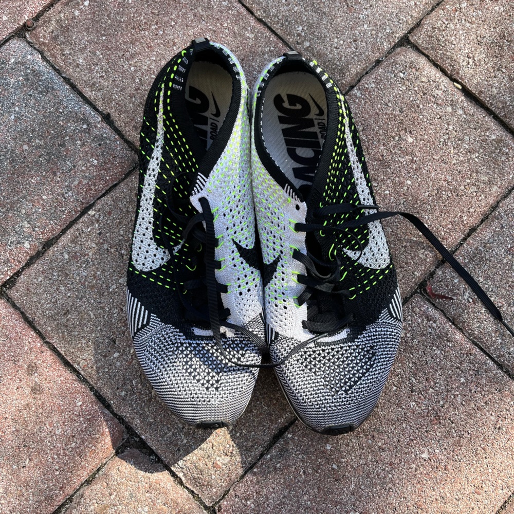 Flyknits racer black white volt